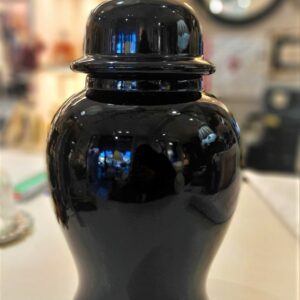 Vaso nero in porcellana con coperchio